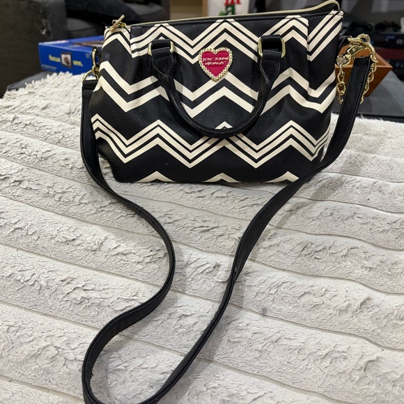 Betsey Johnson Handbags - Betsey Johnson Black and White Chevron Crossbody Bag